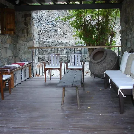 Archontiko Rousias 펜션